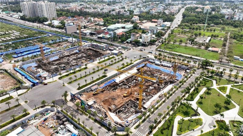 The Global City thi công đồng loạt tại nhiều khu vực, công trường đông đúc ngày đêm.