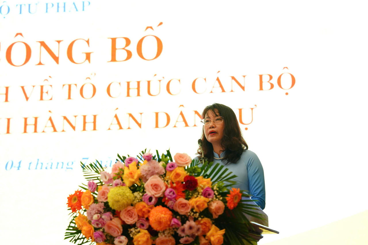 Vụ trưởng Vụ Tổ chức cán bộ, Bộ Tư pháp Phan Thị Hồng Hà công bố các Quyết định tại buổi Lễ.
