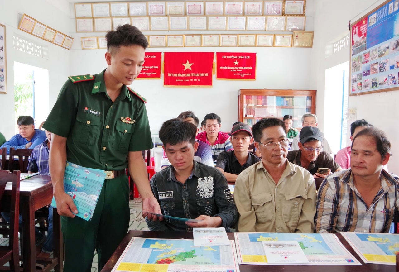 BĐBP Cà Mau phát tờ rơi tuyên truyền pháp luật về khai thác thủy sản, chống khai thác IUU cho chủ tàu, ngư dân xã Sông Đốc.