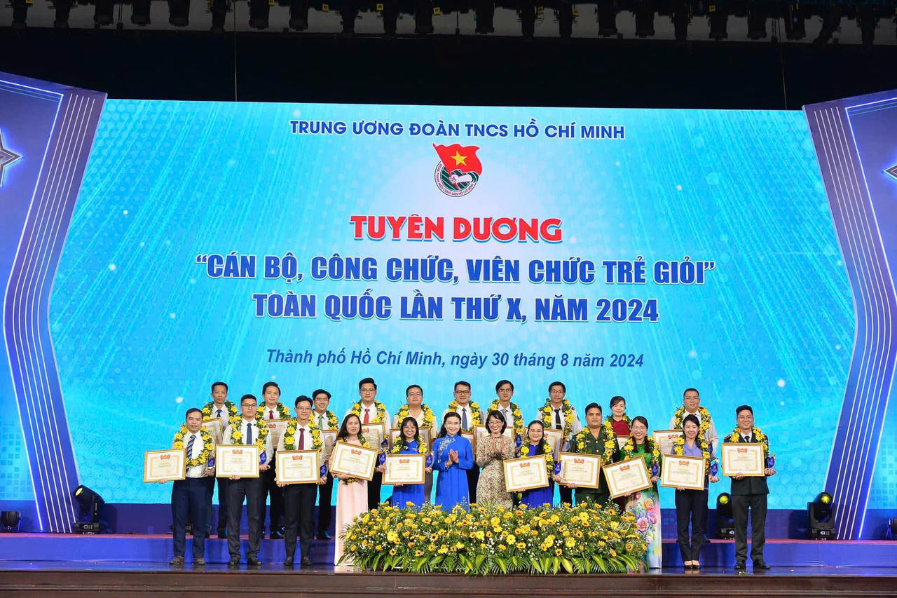 Anh Khiếu nhận Giải thưởng Cán bộ, công chức, viên chức trẻ giỏi toàn quốc lần thứ X - năm 2024 do Trung ương Đoàn trao tặng.