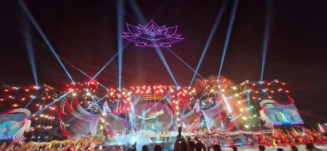 Chương trình nghệ thuật đặc biệt chào mừng tỉnh Bắc Ninh mới với nhiều tiết mục văn nghệ đặc sắc, thu hút hàng trăm nghìn người dân tham dự.