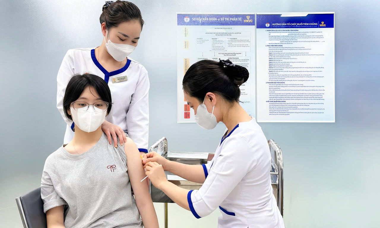 Khách hàng tiêm vaccine tại Trung tâm Tiêm chủng VNVC. Ảnh: Mộc Thảo