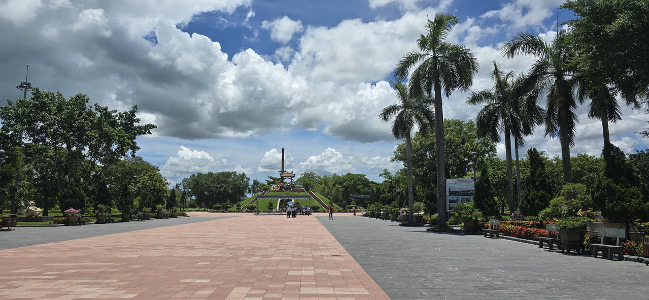 Chúng tôi thấy mình bé nhỏ giữa đất trời miền Trung