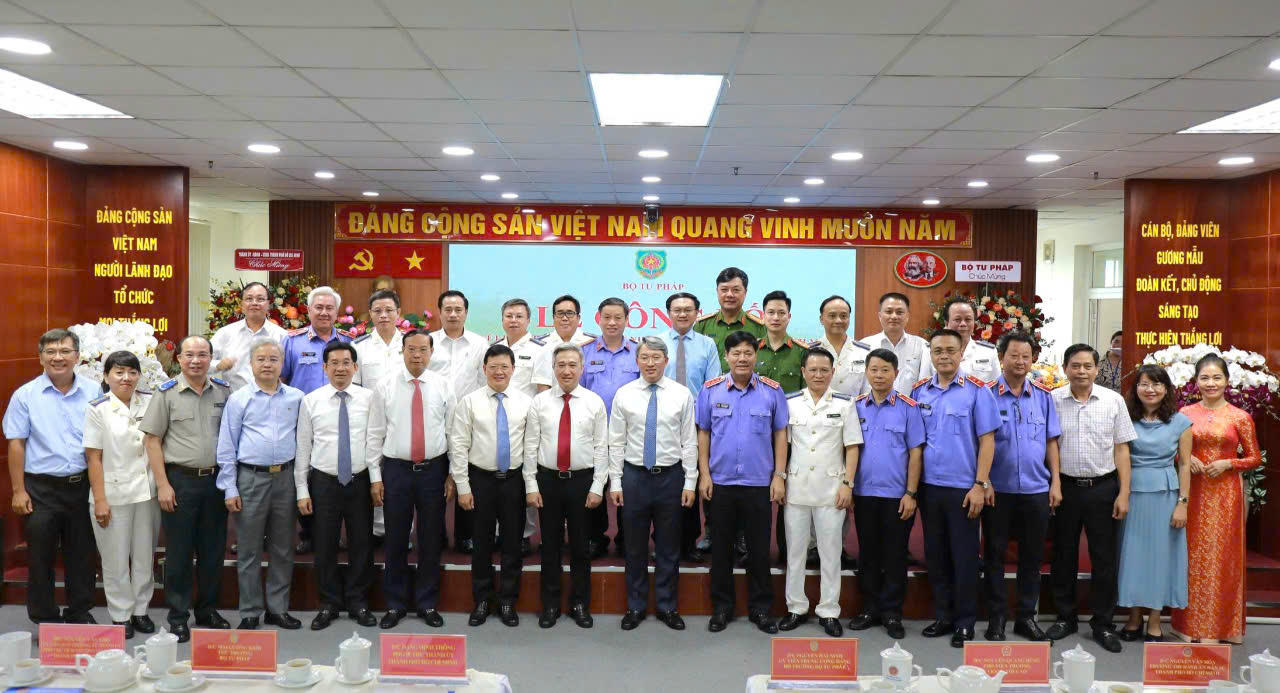 Lãnh đạo Bộ Tư pháp và các đồng chí lãnh đạo UBND TPHCM, lãnh đạo thi hành án các khu vực . Ảnh: Cẩm Tú