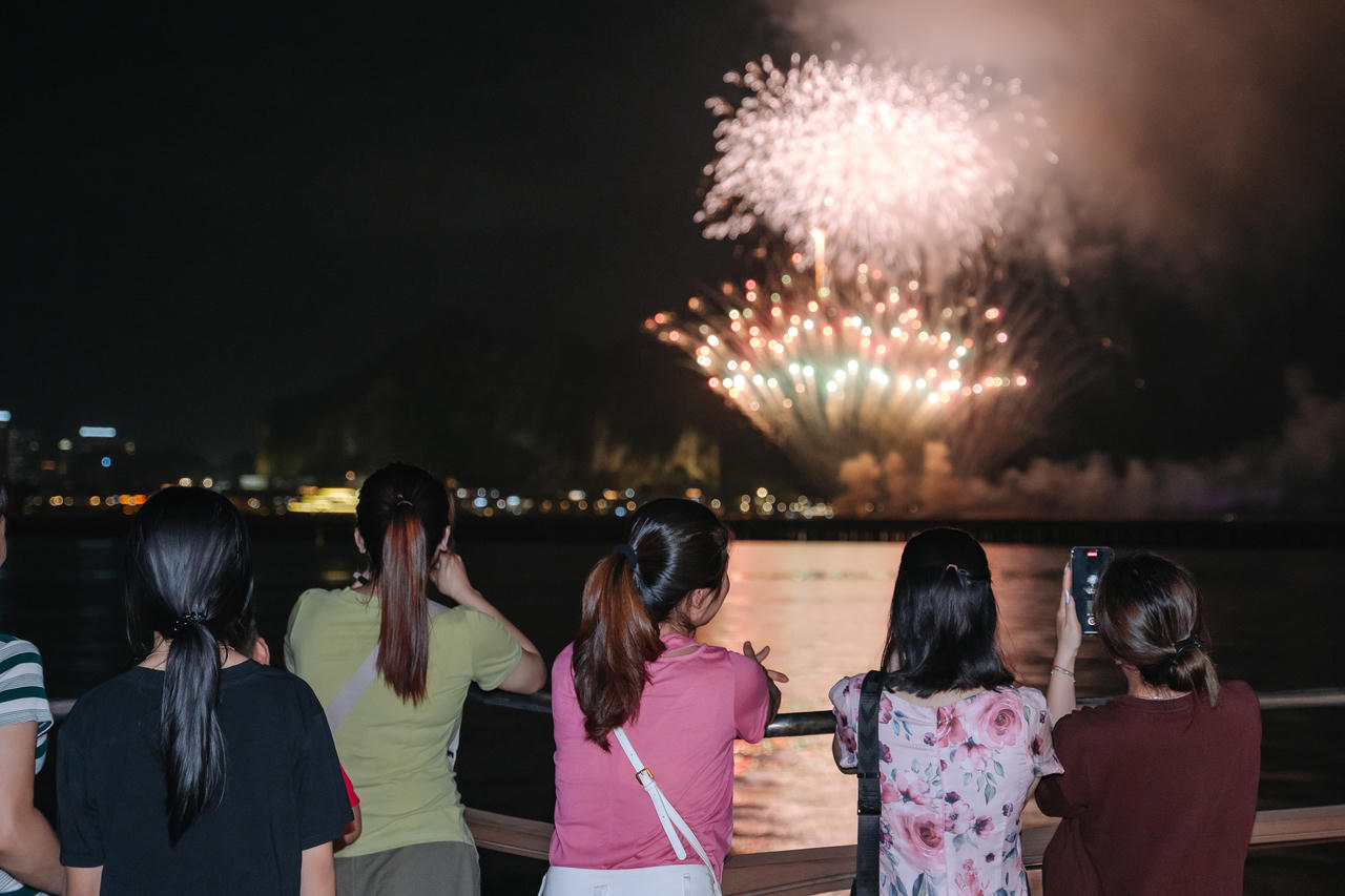 Mãn nhãn du khách với sản phẩm mới 'Vịnh pháo hoa' bên bờ di sản vịnh Hạ Long
