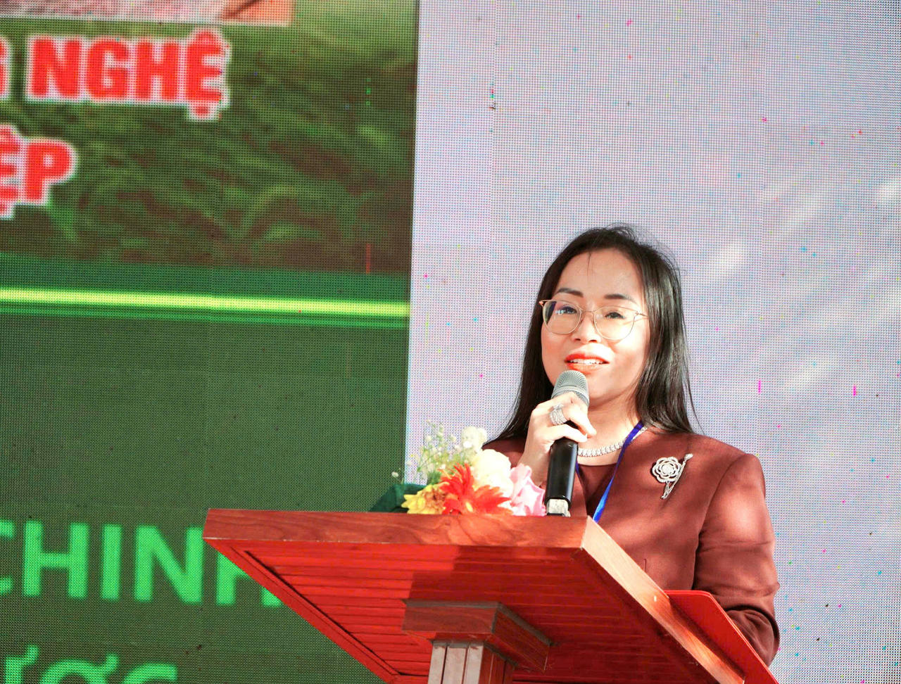 Bà Nguyễn Việt Chinh - Cố vấn chiến lược phân viện Astri Tây Nam bộ và Công ty Toàn Cầu phát biểu bế mạc buổi lễ