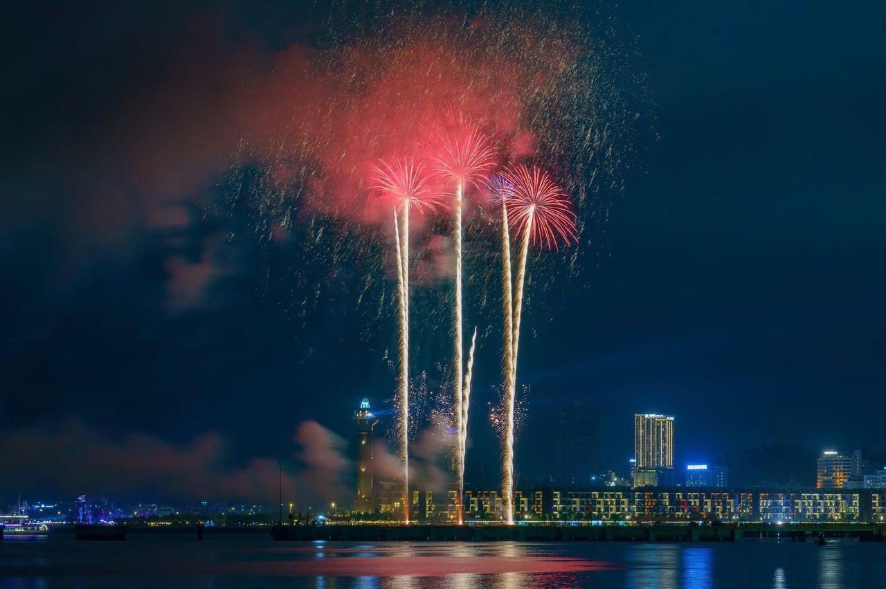 Mãn nhãn du khách với sản phẩm mới 'Vịnh pháo hoa' bên bờ di sản vịnh Hạ Long