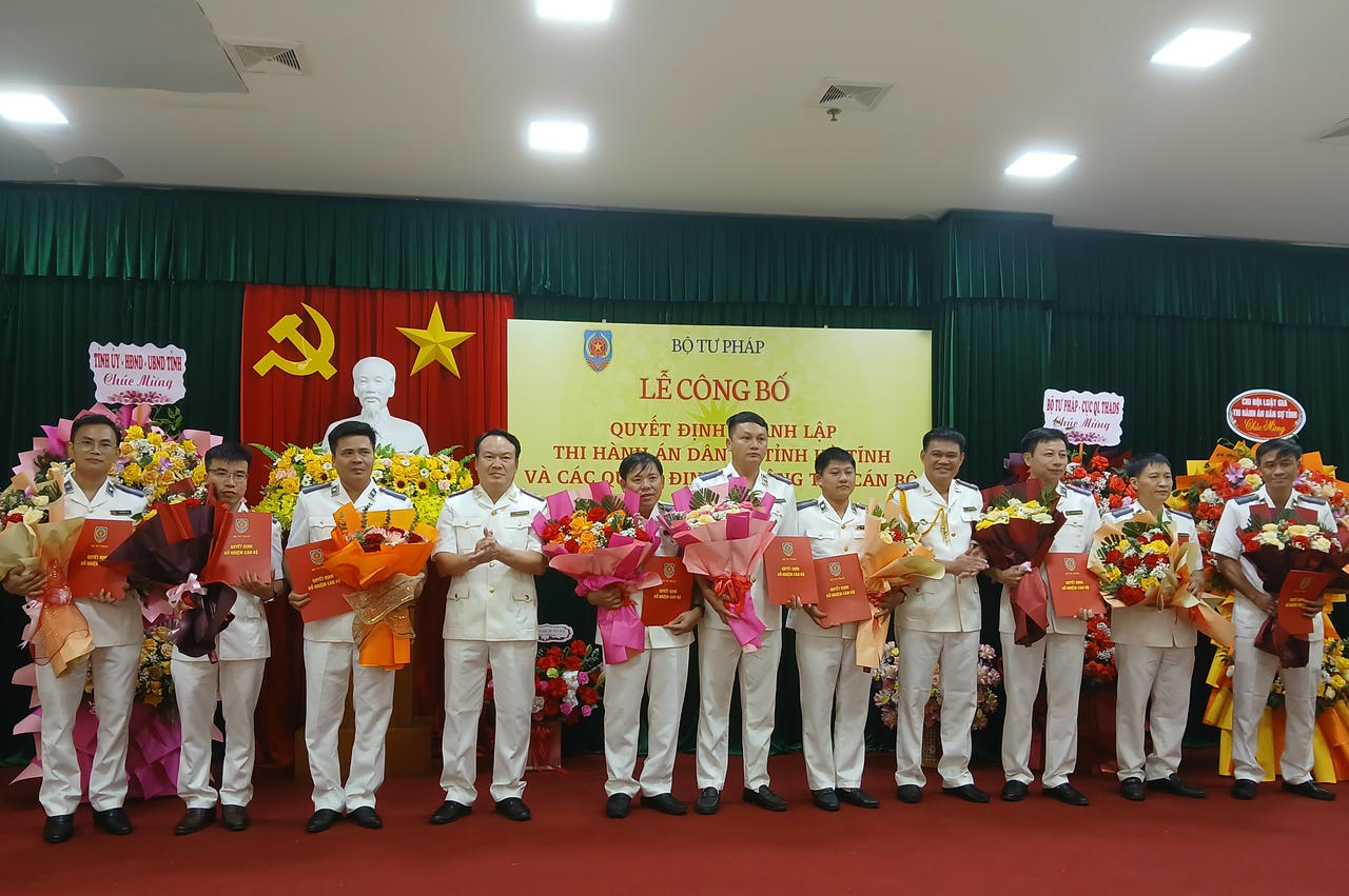 Lãnh đạo Cục Quản lý THADS đã trao các quyết định thành lập phòng THADS khu vực thuộc THADS Hà Tĩnh. Ảnh: Hữu Anh
