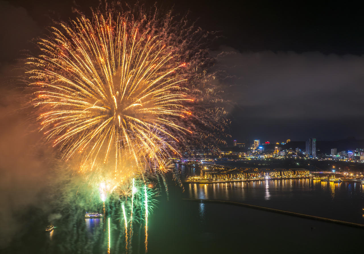 Mãn nhãn du khách với sản phẩm mới 'Vịnh pháo hoa' bên bờ di sản vịnh Hạ Long