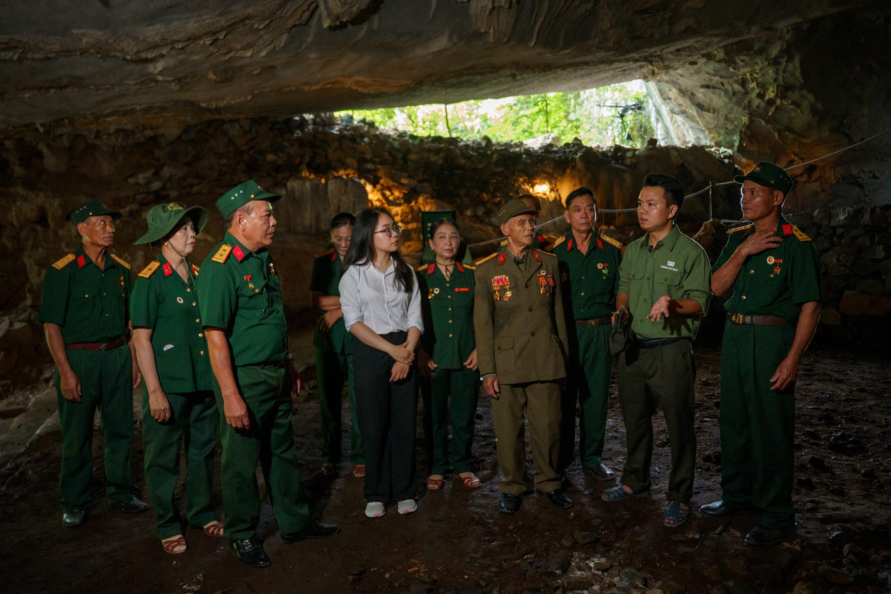 Các cựu chiến binh như sống lại vẹn nguyên quá khứ hào hùng, bí tráng. 