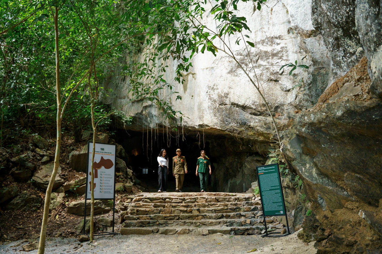 Cửa vào Hang Chỉ Huy.