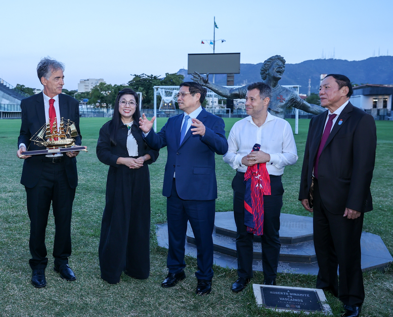 Thủ tướng đề nghị phía Brazil và câu lạc bộ Vasco da Gama tăng cường các hoạt động hợp tác, hỗ trợ Việt Nam phát triển nền bóng đá - Ảnh: VGP/Nhật Bắc
