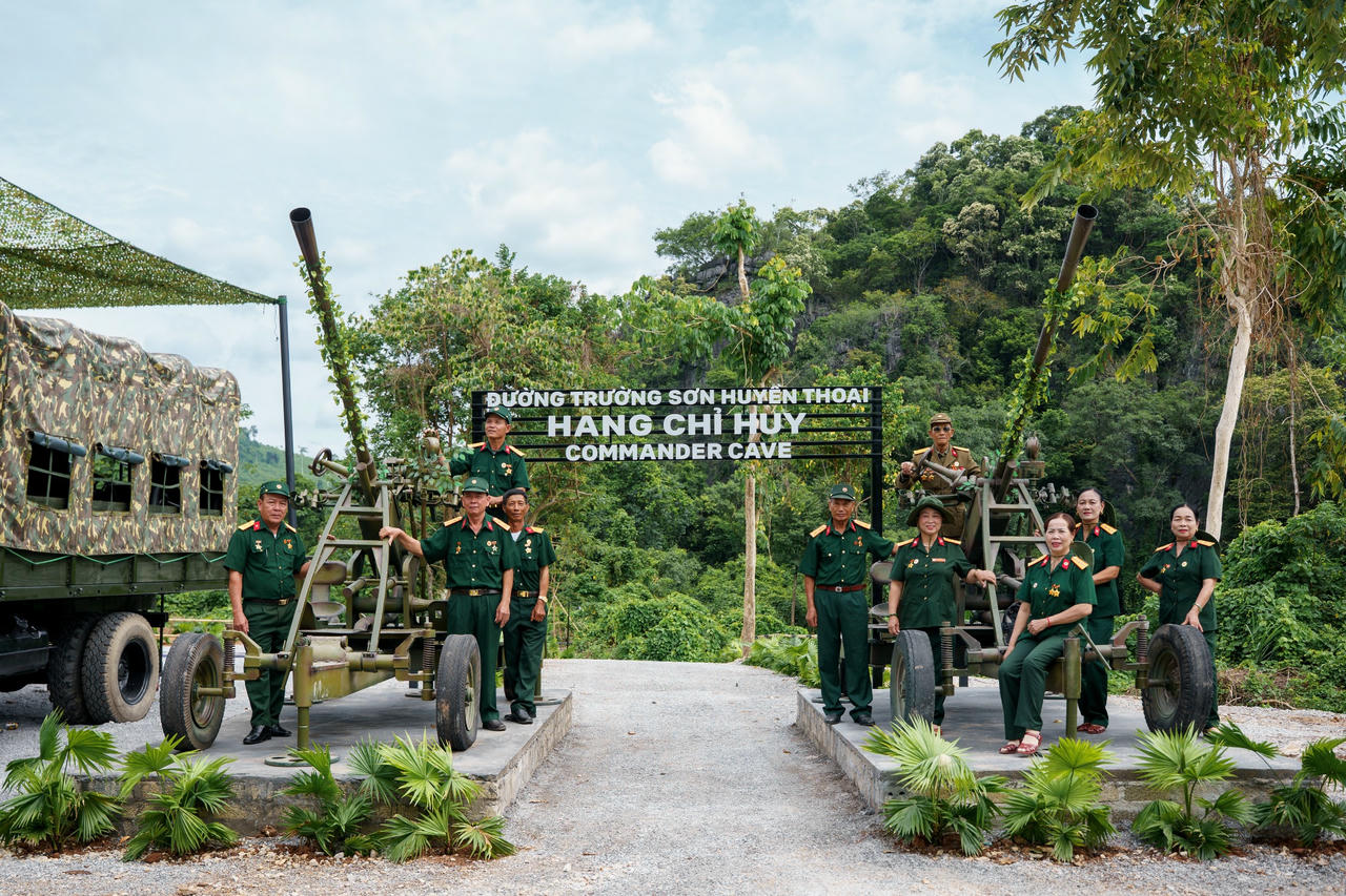 Cổng vào khu du lịch sử dụng mô hình 2 khẩu pháo.