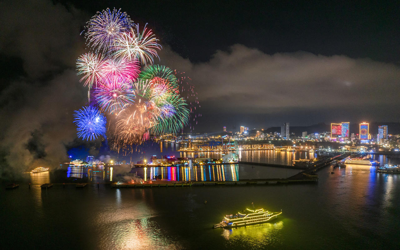 Mãn nhãn du khách với sản phẩm mới 'Vịnh pháo hoa' bên bờ di sản vịnh Hạ Long