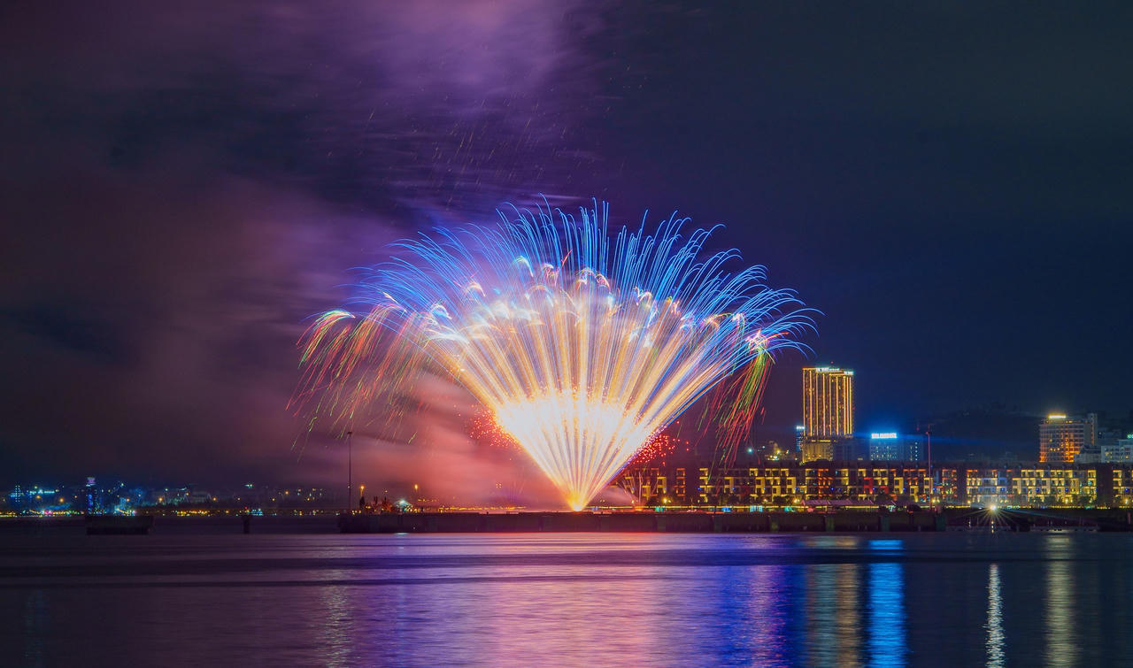 Mãn nhãn du khách với sản phẩm mới 'Vịnh pháo hoa' bên bờ di sản vịnh Hạ Long