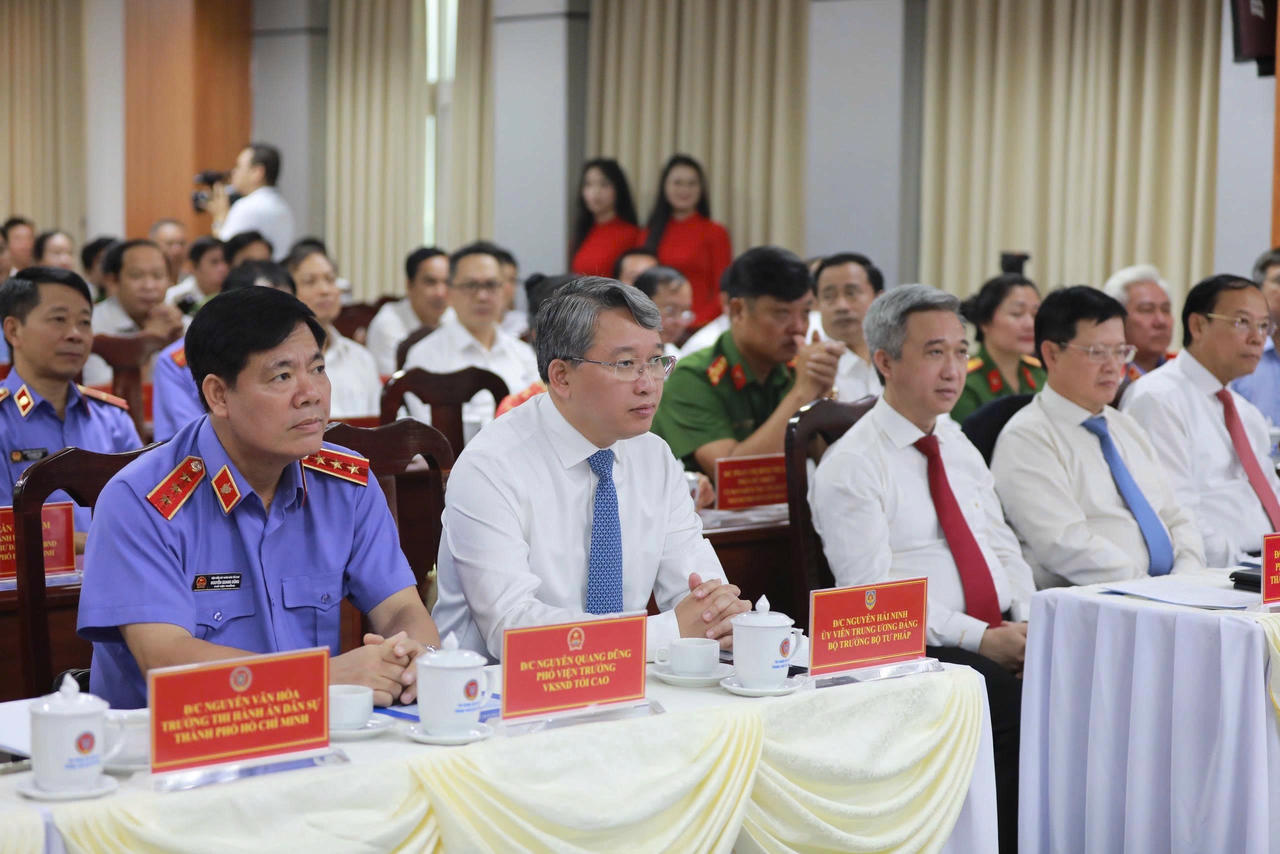 Bộ trưởng Nguyễn Hải Ninh và các đại biểu tham dự Lễ công bố