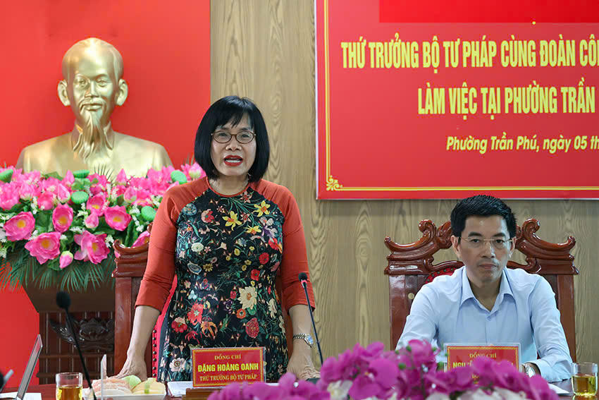 Thứ trưởng Bộ Tư pháp Đặng Hoàng Oanh kết luận buổi làm việc.