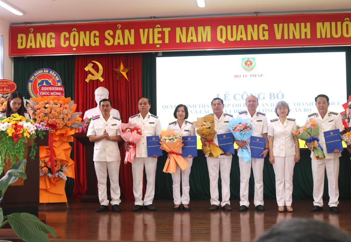 Lãnh đạo THADS TP Huế trao các quyết định nghỉ hưu cho các nguyên lãnh đạo cấp Phòng khu vực thuộc THADS TP Huế.