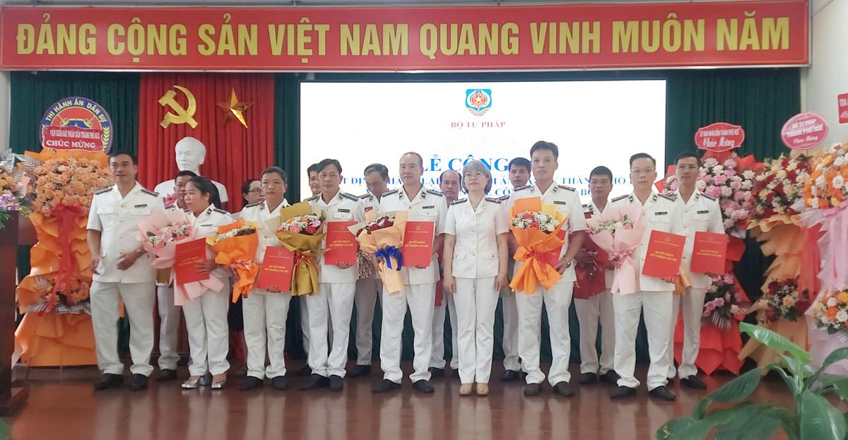 Các Trưởng phòng, Phó Trưởng phòng khu vực thuộc THADS TP Huế nhận Quyết định 