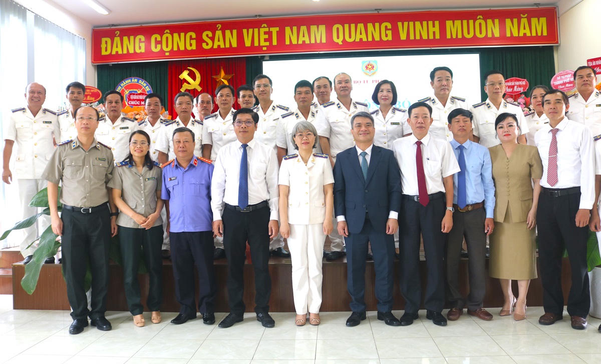 Đoàn công tác của Thứ trưởng, lãnh đạo UBND TP Huế, THADS TP Huế chụp ảnh kỷ niệm