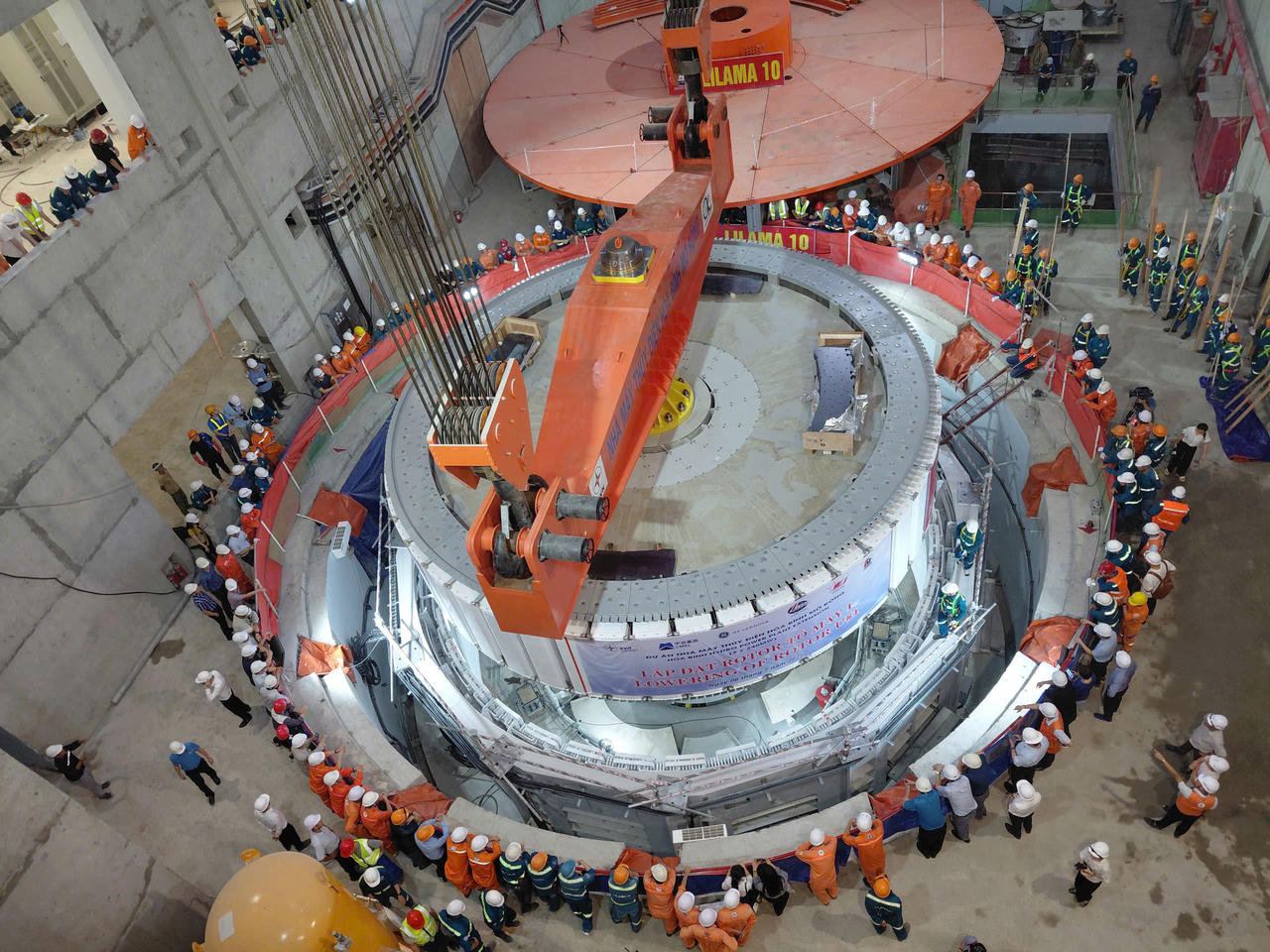 Hạ đặt thành công Rotor tổ máy số 1 dự án thủy điện Hòa Bình mở rộng