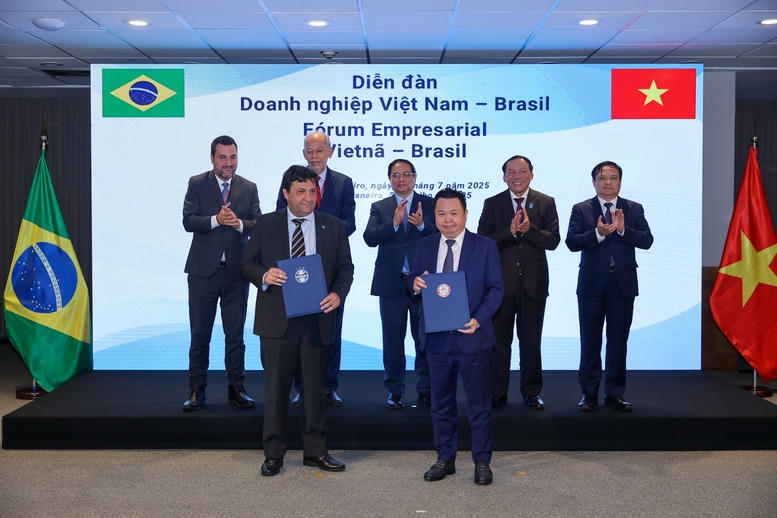 Thủ tướng Phạm Minh Chính và các đại biểu chứng kiến lễ trao hợp đồng giữa CLB bóng đá TPHCM và CLB bóng đá Gremio đào tạo cầu thủ bóng đá trẻ trong thời hạn 3 năm – Ảnh: VGP/Nhật Bắc