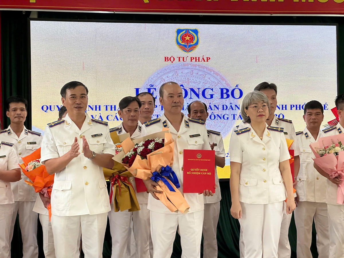 Bà Phan Thùy Dương, Quyền Trưởng THADS TP Huế trao các Quyết định bổ nhiệm lãnh đạo cấp phòng thuộc THADS thành phố