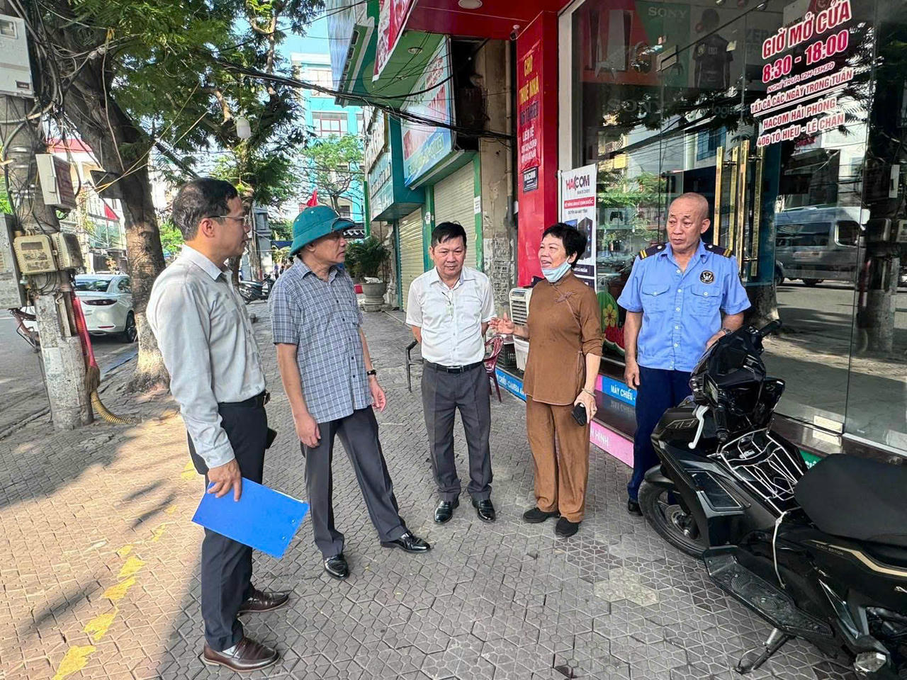 Người dân dễ dàng tiếp cận chính quyền, chia sẻ những nguyện vọng ngay tại nơi mình sinh sống.