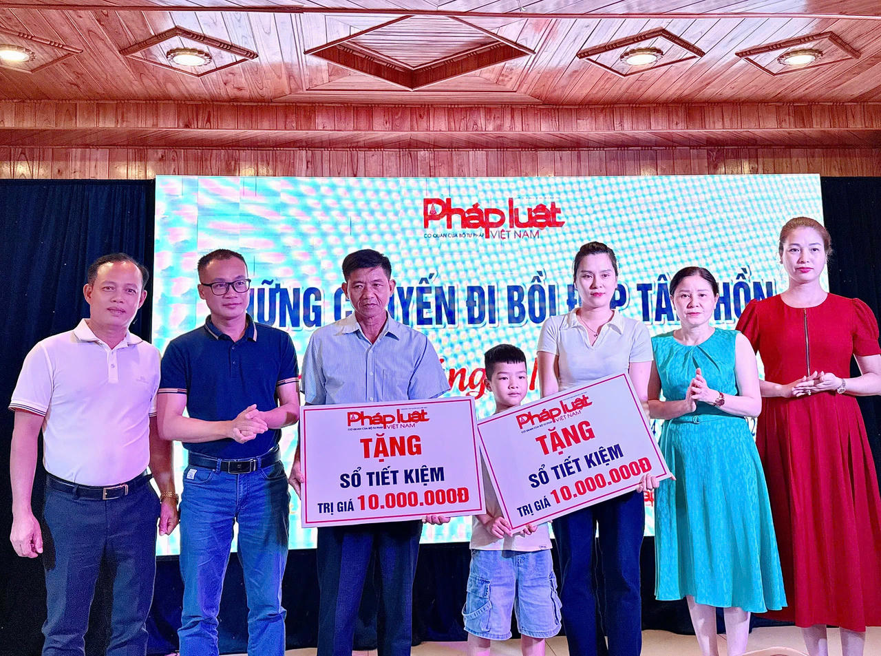 Đại diện thân nhân hai gia đình Liệt sĩ Công an tỉnh Quảng Trị nhận Sổ tiết kiệm từ lãnh đạo Báo Pháp luật Việt Nam.