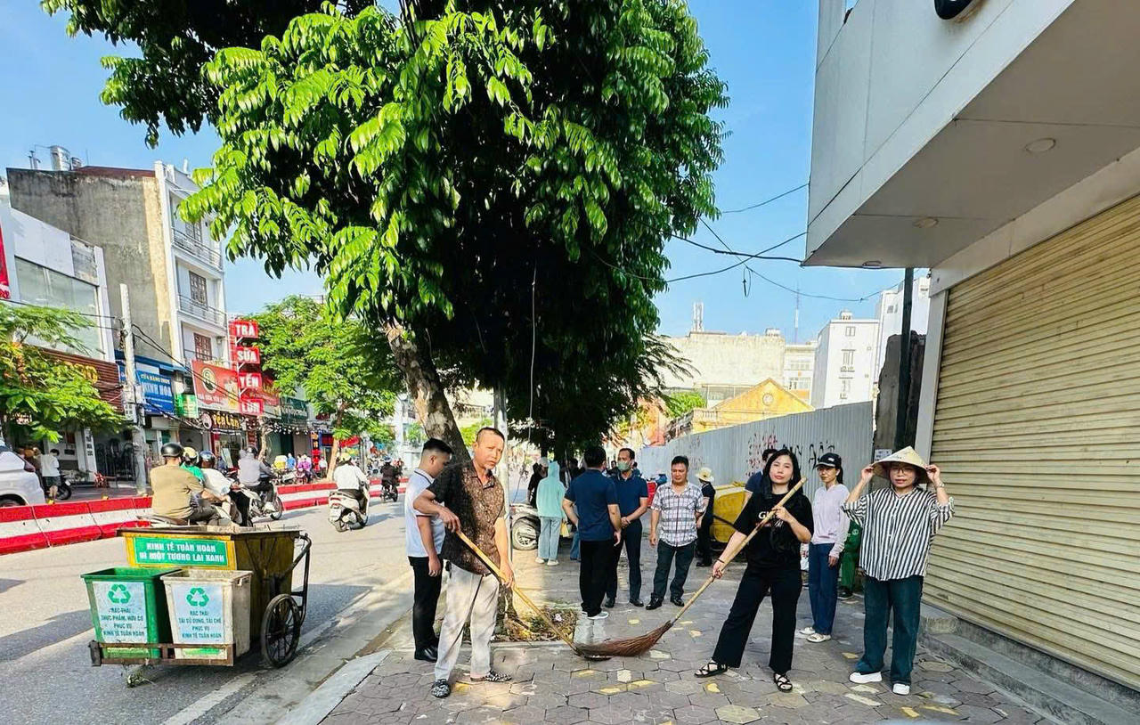 Cán bộ, công chức, viên chức Đảng ủy phường cùng tham gia 