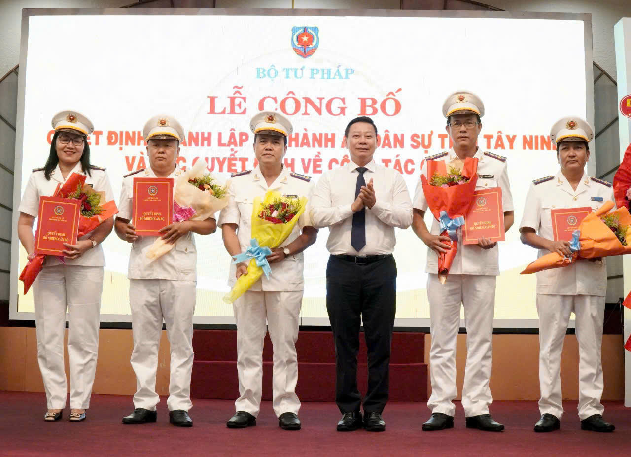 Thứ trưởng Bộ Tư pháp trao quyết định bổ nhiệm lãnh đạo THADS tỉnh Tây Ninh