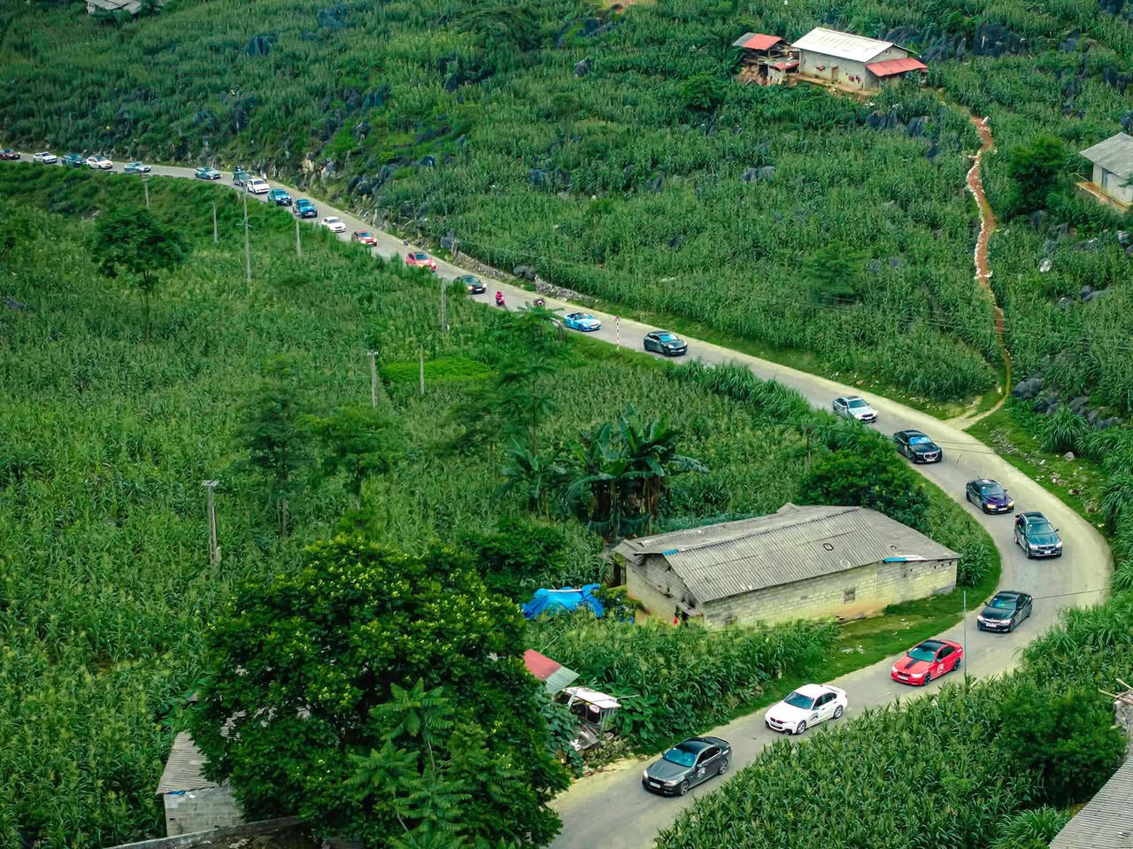 Đoàn xe BMW  tại hành trình “Above The Clouds”