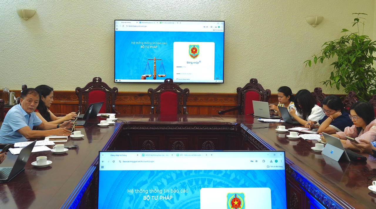 Đại diện Cục Kiểm tra văn bản và Quản lý xử lý vi phạm hành chính giới thiệu về Hệ thống thông tin báo cáo của Bộ Tư pháp.