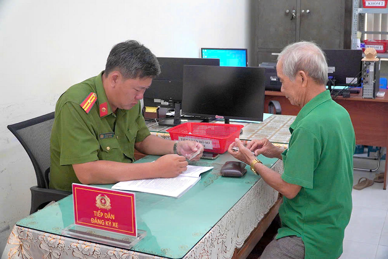 Cán bộ Công an phường Tân Thành thực hiện thủ tục đăng ký xe cho người dân ngay tại trụ sở phường.