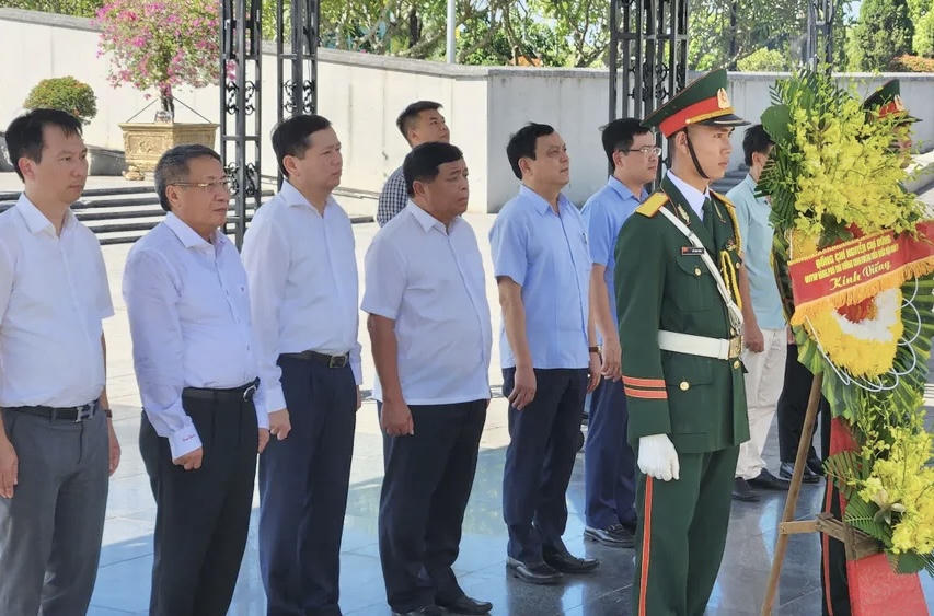 Phó Thủ tướng Chính phủ Nguyễn Chí Dũng tri ân các Anh hùng liệt sĩ tại Quảng Trị