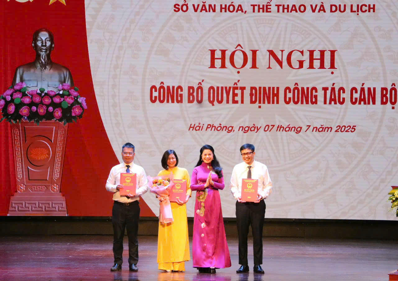 Cán bộ Phòng Thông tin - Báo chí - Xuất bản nhận quyết định