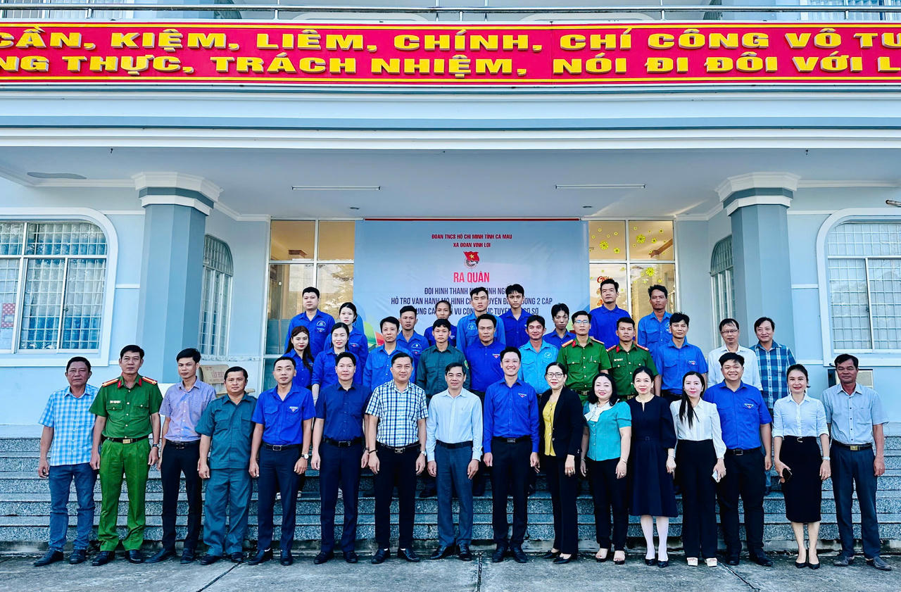 Ra mắt đội hình thanh niên tình nguyện xã Vĩnh Lợi hỗ trợ người dân sử dụng dịch vụ công trực tuyến.