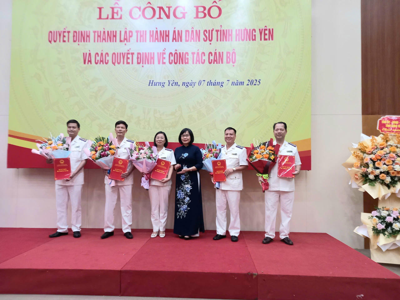 Thứ trưởng Đặng Hoàng Oanh tặng hoa chúc mừng 5 phó trưởng THADS tỉnh Hưng Yên