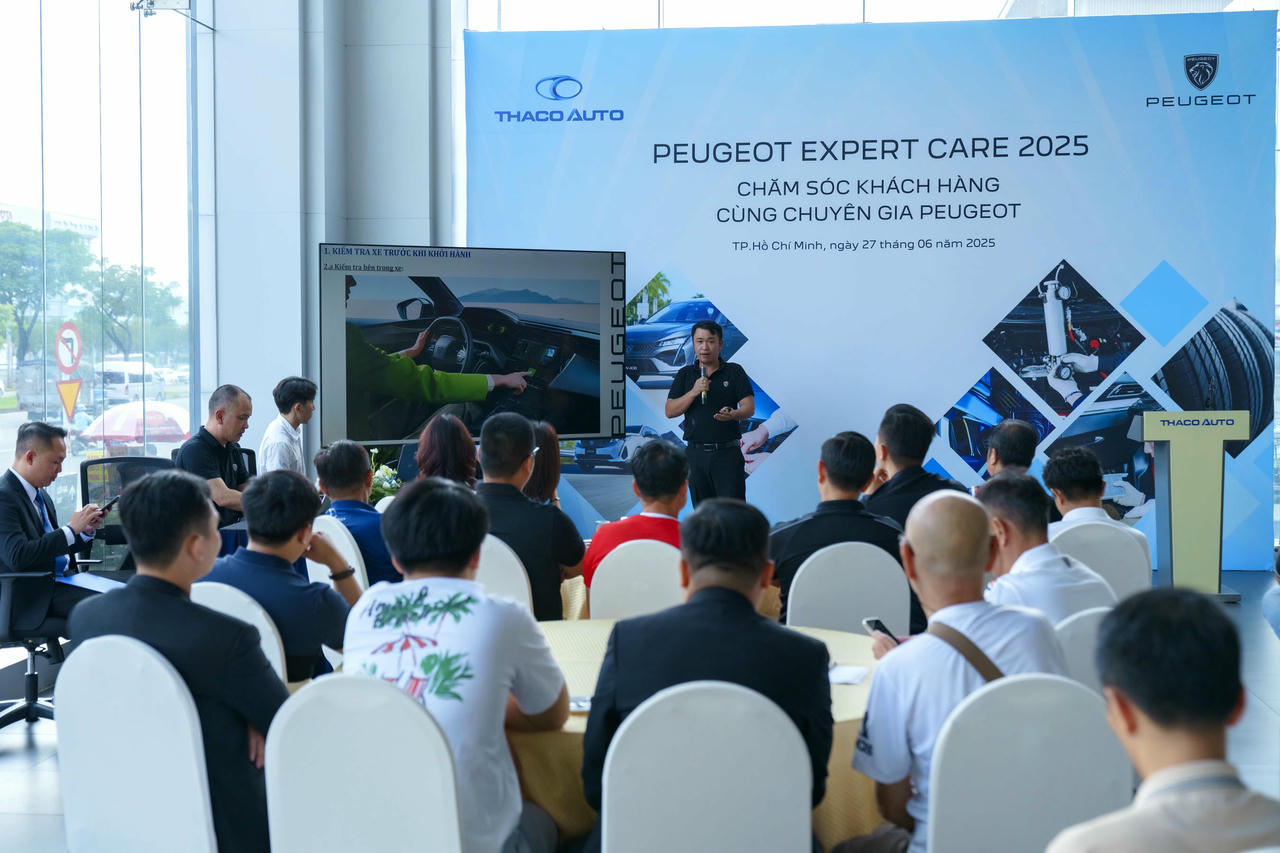 Đội ngũ chuyên gia kỹ thuật Peugeot trong và ngoài nước chia sẻ thông tin, tư vấn kỹ thuật cho khách hàng tại sự kiện
