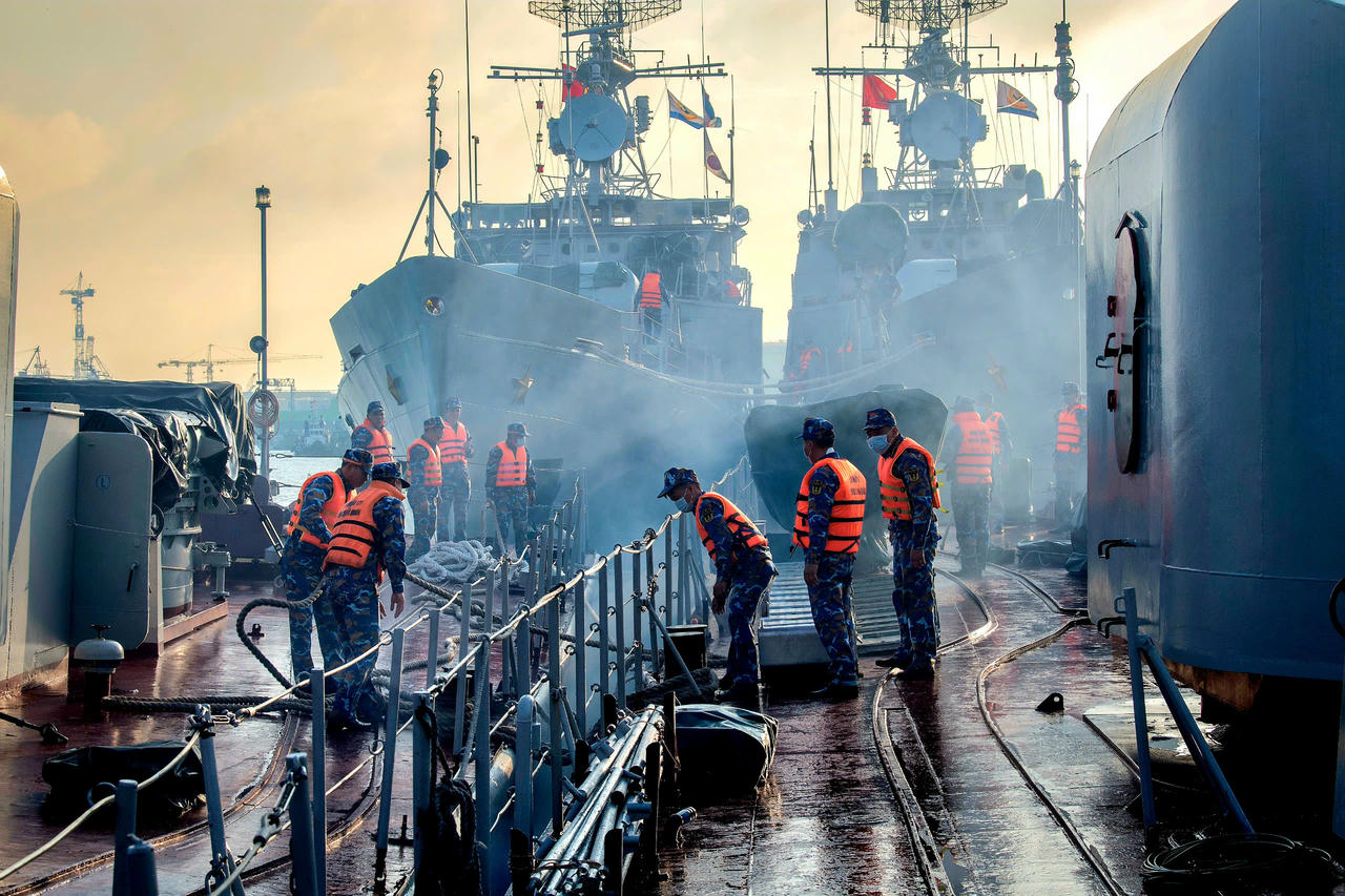 Các biên đội tàu của Lữ đoàn 171 Hải quân thực hiện nhiệm vụ trên biển. Ảnh: Hoàng Hải Thịnh.