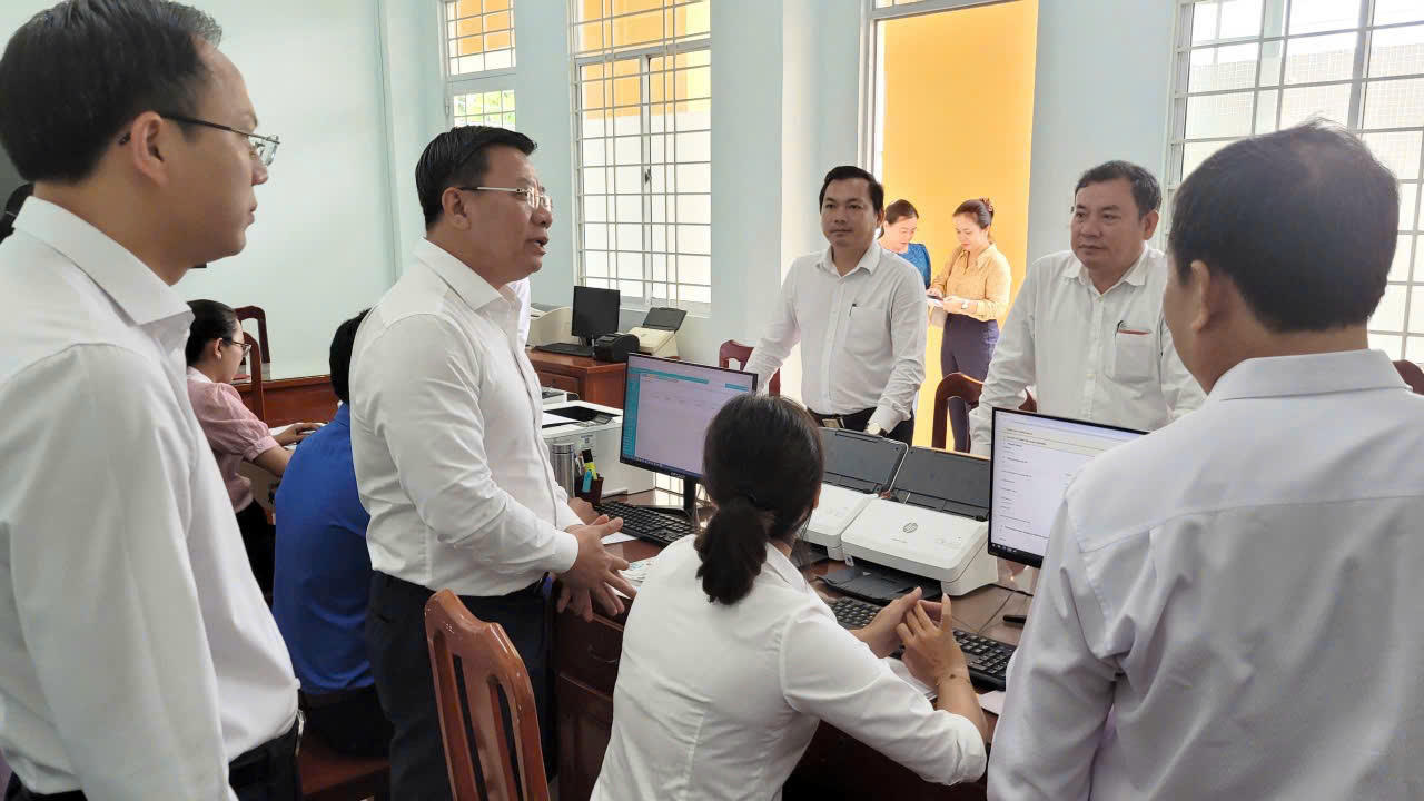 Thứ trưởng Bộ Tư pháp Nguyễn Thanh Ngọc khảo sát thực tế công tác hành chính xã sau 7 ngày vận hành