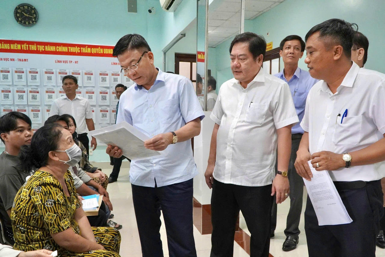 Phó Thủ tướng Lê Thành Long thăm hỏi người dân đang thực hiện các thủ tục hành chính tại Trung tâm phục vụ hành chính công xã Châu Thành