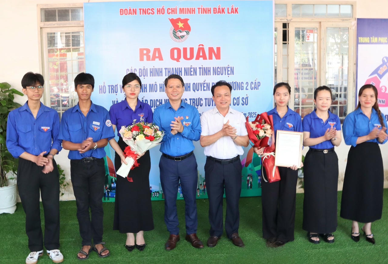 Thường trực Tỉnh Đoàn Đắk Lắk cùng lãnh đạo Đảng ủy xã Krông Pắk đã trao quyết định thành lập Đội Thanh niên tình nguyện