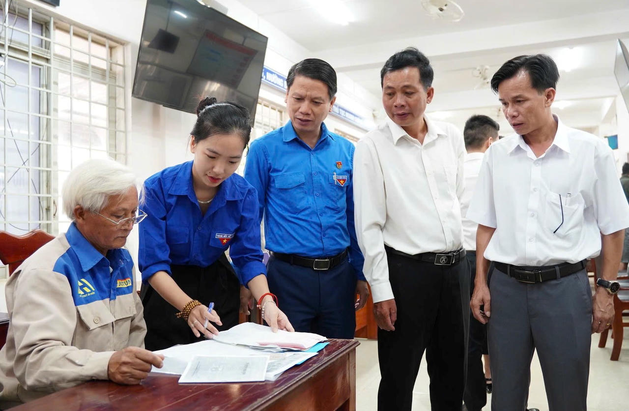 Tuổi trẻ Đắk Lắk ra quân hỗ trợ xây dựng chính quyền số