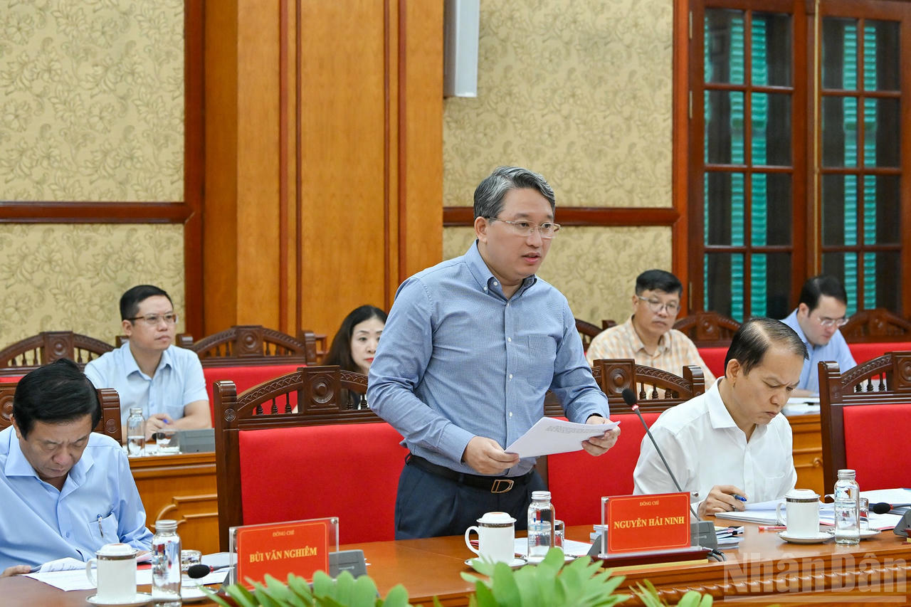 Bộ trưởng Bộ Tư pháp Nguyễn Hải Ninh phát biểu tại Phiên họp. Ảnh nhân dân.vn