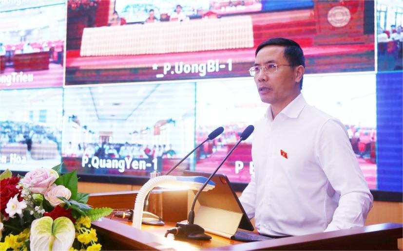 Ông Phạm Đức Ấn, Phó Bí thư Tỉnh ủy, Chủ tịch UBND tỉnh Quảng Ninh, đã trực tiếp giải đáp một số kiến nghị của cử tri.