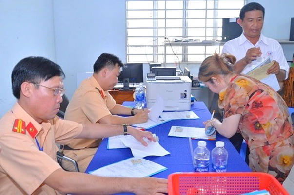 Cán bộ Phòng Cảnh sát giao thông Công an tỉnh Cà Mau làm thủ tục đăng ký xe cho người dân (Ảnh: Công an tỉnh Cà Mau).