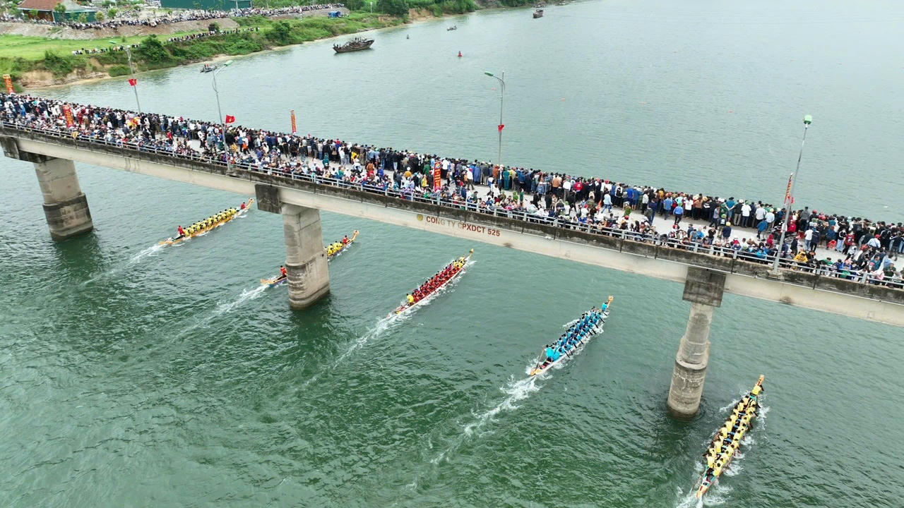 Lễ hội đua thuyền trên sông Gianh thu hút hàng ngàn người dân địa phương và du khách đến xem và cổ vũ.