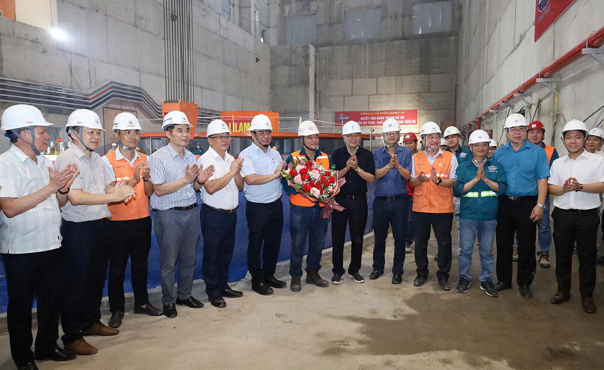 Lãnh đạo EVN tặng hoa chúc mừng Ban Quản lý dự án Điện 1 phối hợp với các nhà thầu, tổ chức hạ đặt thành công Rotor tổ máy số 1.