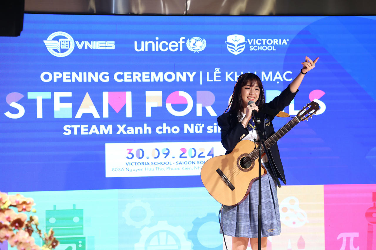 Izara Thiên Nga - Học sinh tài năng biểu diễn tại các hoạt động, sự kiện của trường.